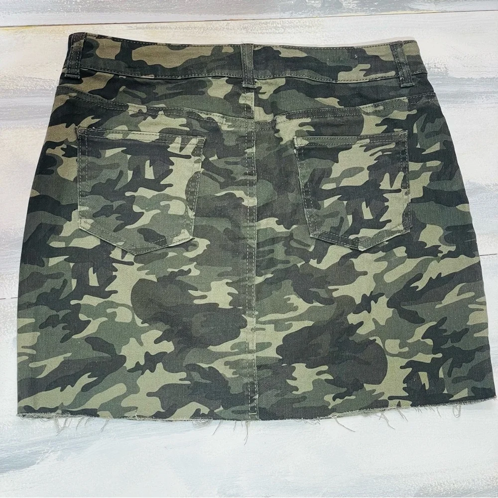 Vanilla Star Camouflage Denim Mini Raw Hem Button Fly Skirt Women’s Size 29/9